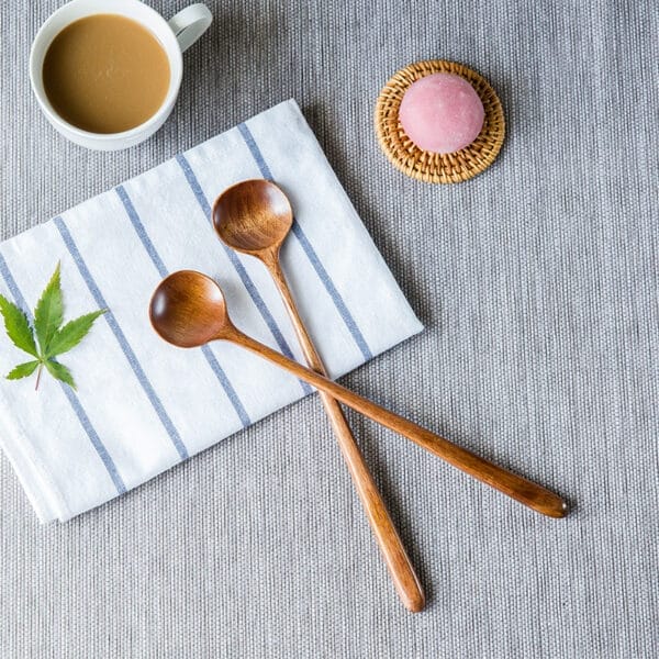 Holz Kochlöffel auf Tuch mit Kaffee und Mochi. Großhandel geeignet.