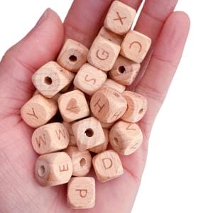 Holzperlen Buchstaben in Hand, Buchenholz Buchstabenperlen.