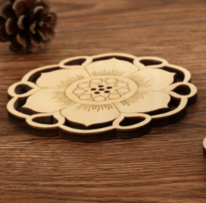 Holz Untersetzer in Lotusform auf einem Holztisch. Kreativer Untersetzer für Teeküchenaccessoires.