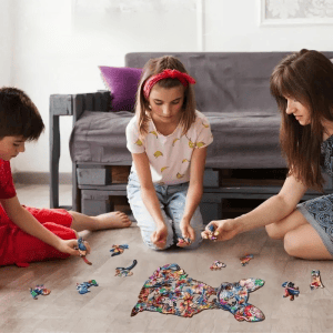 Familie spielt mit einem Hunde Puzzle aus Holz mit 200 Teilen