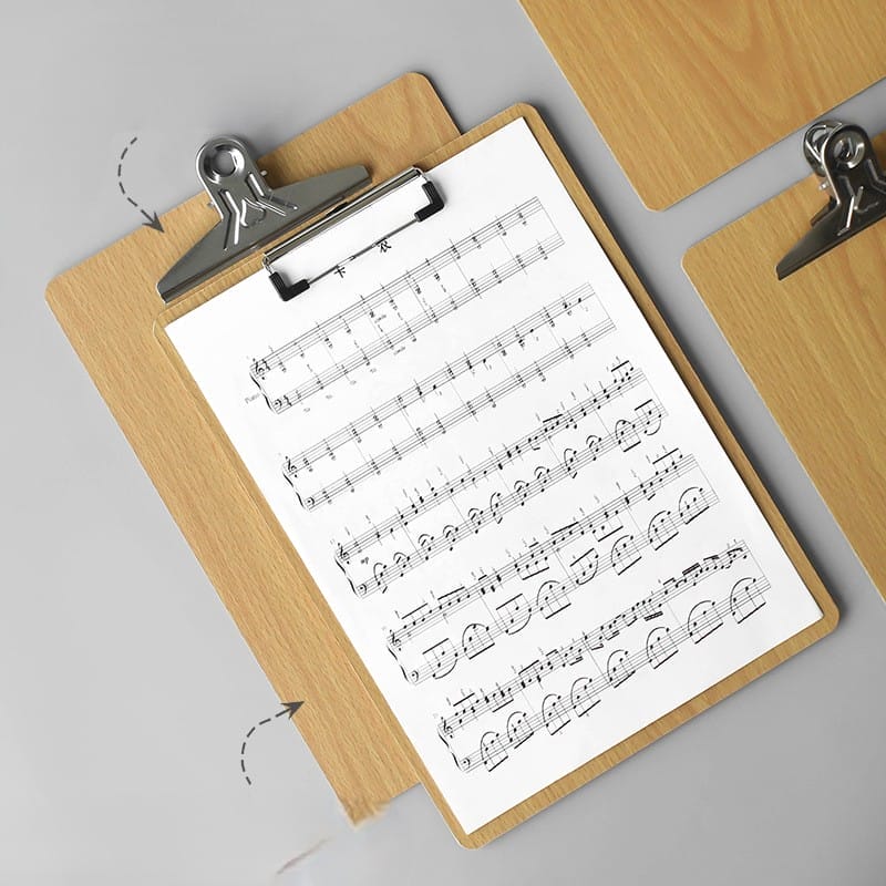 Holz-Klemmbrett mit Notenblatt. Musiknotation für Klavier.