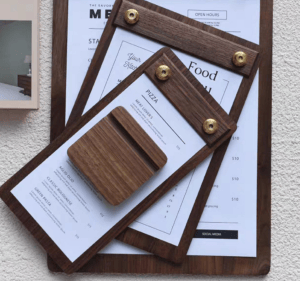 Schwarznuss Klemmbrett Speisekarte für Cafés. Menü mit Pizza und Salaten.