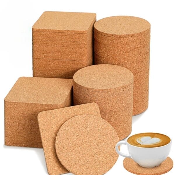 Korkuntersetzer, runde und quadratische Stapel, mit Kaffeetasse auf Untersetzer.