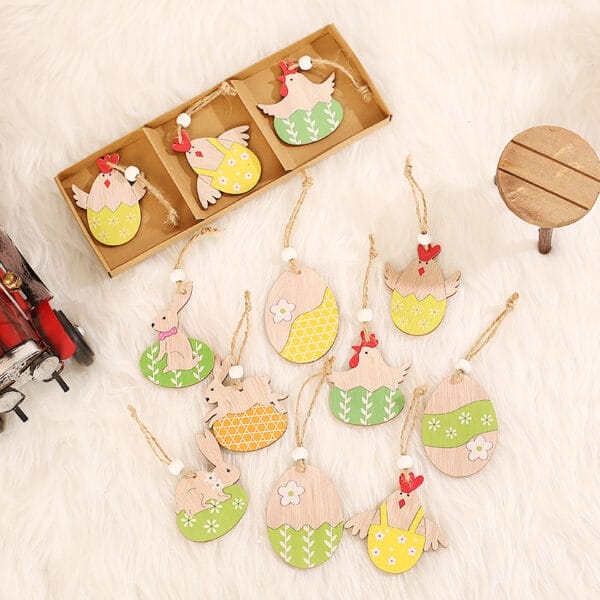 Küken Deko Ostern: Fröhliche Osterdekoration mit Küken, Hasen und Ostereiern aus Holz.
