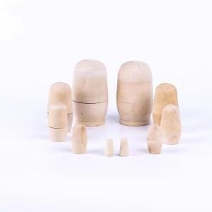 Unbemalte hölzerne Matrjoschkas in verschiedenen Größen auf weißem Hintergrund