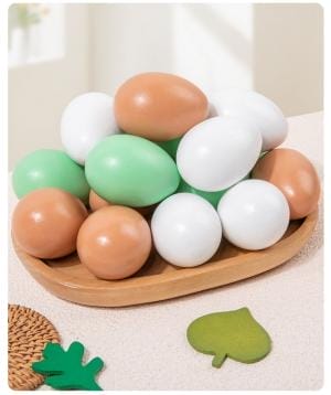 Holzostereier in verschiedenen Farben auf Holztablett, Osterdeko.