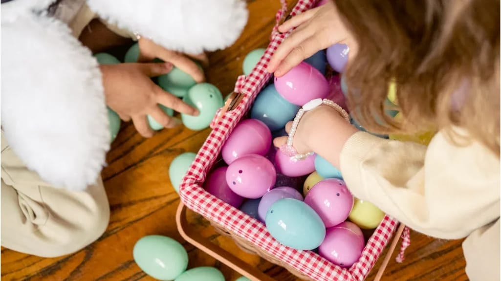Kinder sammeln bunte Ostereier in einem Korb. Kreative Ostergeschenke.