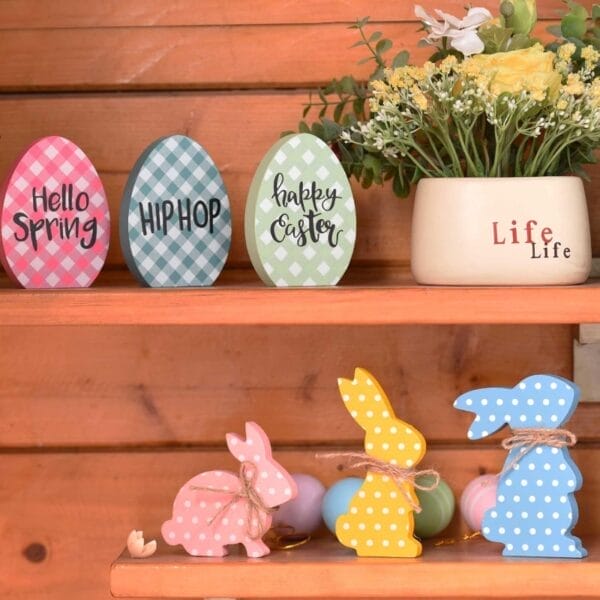 Osterdeko: Holz Osterhase, Ostereier mit Schriftzug "Hello Spring", "Hip Hop", "Happy Easter".