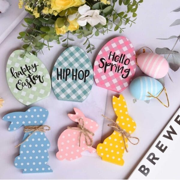 Osterdeko: Holzhasen, bemalte Eier mit "Happy Easter", "Hip Hop", "Hello Spring".