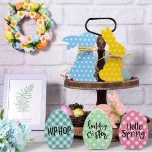 Osterdekoration: Kranz, Hasenfiguren, bemalte Ostereier mit "Hip Hop", "Happy Easter", "Hello Spring".