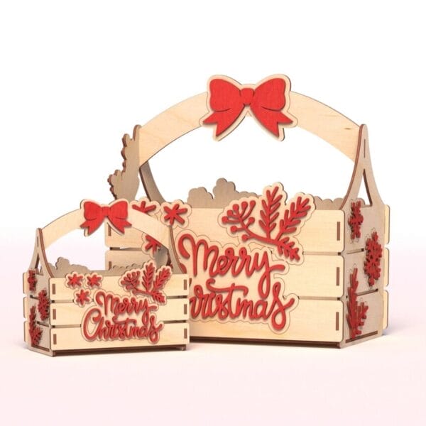 Zwei hölzerne Osterkörbe mit "Merry Christmas"-Schriftzug und roter Deko. Robuste Holzkörbe.