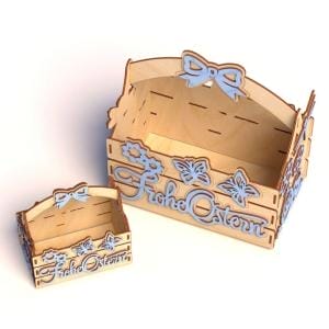 Osterkörbe aus Holz, groß und klein, mit "Frohe Ostern" Schriftzug.