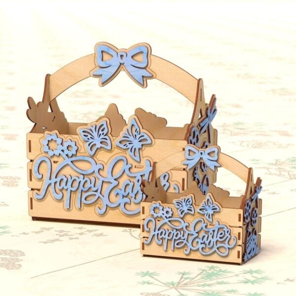 Osterkörbe aus Holz mit "Happy Easter"-Schriftzug und blauen Verzierungen. Robuste Holzkörbe.