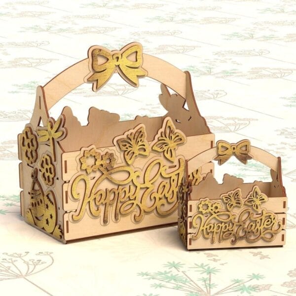 Osterkörbe aus Holz, mit "Happy Easter"-Schriftzug und Verzierungen. Robuste Holzkörbe für Ostern.