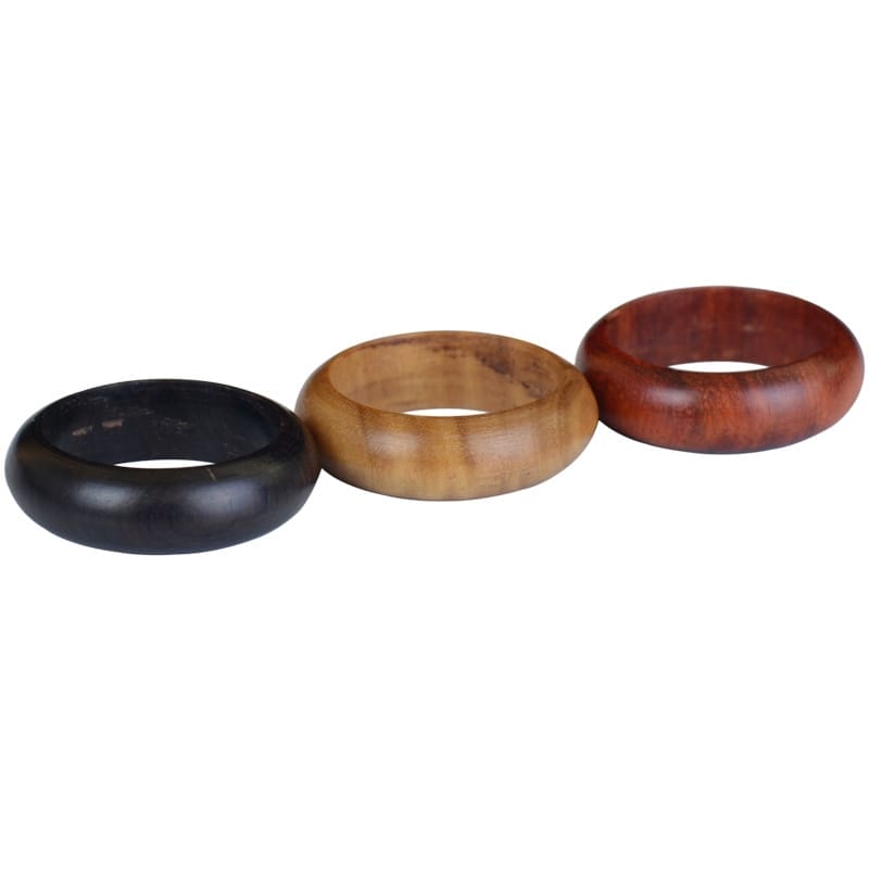 Drei hölzerne Armreifen in Schwarz, Beige und Rotbraun.