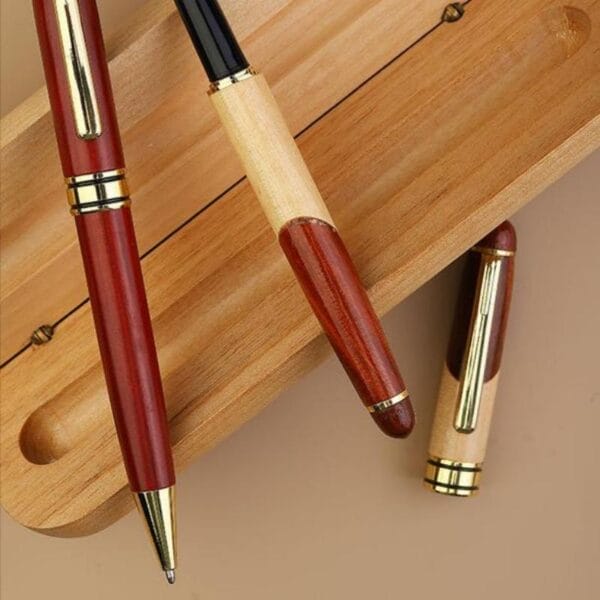 Personalisierte Kugelschreiber aus Holz in einem Holzkästchen, nahaufnahme.