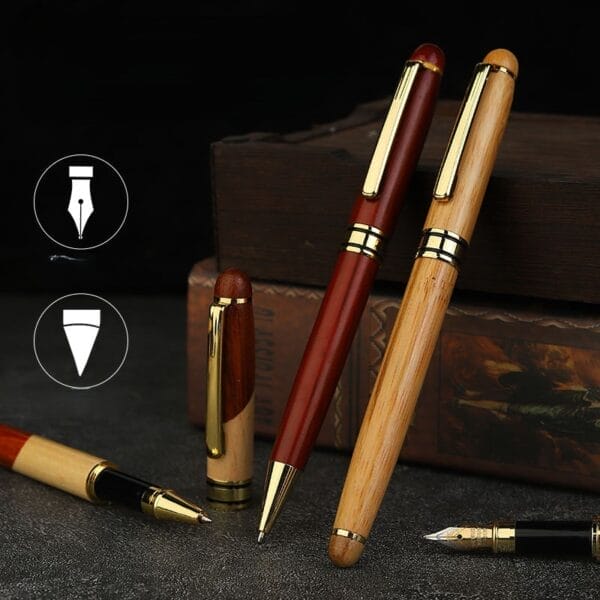 Personalisierte Holzkugelschreiber mit Gravur, braun und hell, neben Büchern.