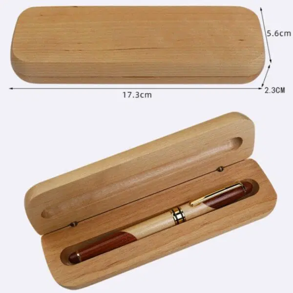 Holz-Kugelschreiber in personalisierter Holzbox mit Gravur, Maße 17.3x5.6x2.3cm.