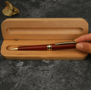 Personalisierter Holzkugelschreiber in einer Holzschatulle, ideal für Firmen mit Gravur.