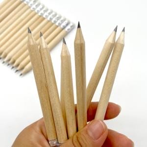 Holzstifte in der Hand, mit weiteren Stiften im Hintergrund.