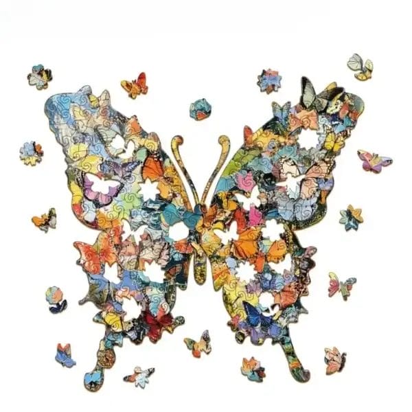 Schmetterling Puzzle Holz: Ein buntes, zusammengesetztes Schmetterlingspuzzle mit einzelnen Teilen darum. Großhandel.