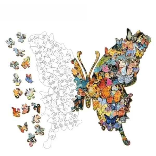 Schmetterling Puzzle Holz: Halb fertiges Holzpuzzle in Schmetterlingsform, bunte Teile und Umrisse.