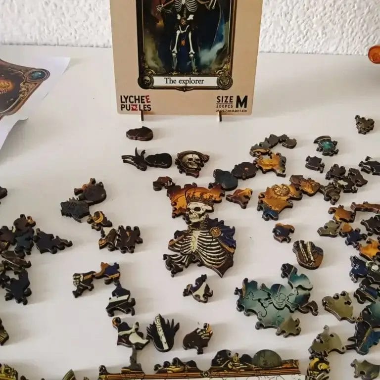 Lychee Puzzles Holzpuzzle "The Explorer" mit 200 Teilen, teilweise zusammengesetzt. Skeleton Puzzle Großhandel.
