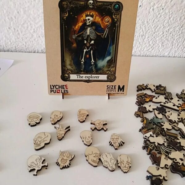 Holzpuzzle "The Explorer" mit Skelettmotiv und Totenkopf-Formteilen. Lychee Puzzles, 200 Teile.