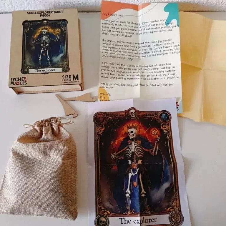 Holzpuzzle "Skull Explorer Tarot" mit 200 Teilen, Größe M. Skelett-Motiv "The Explorer" von Lychee Puzzles.