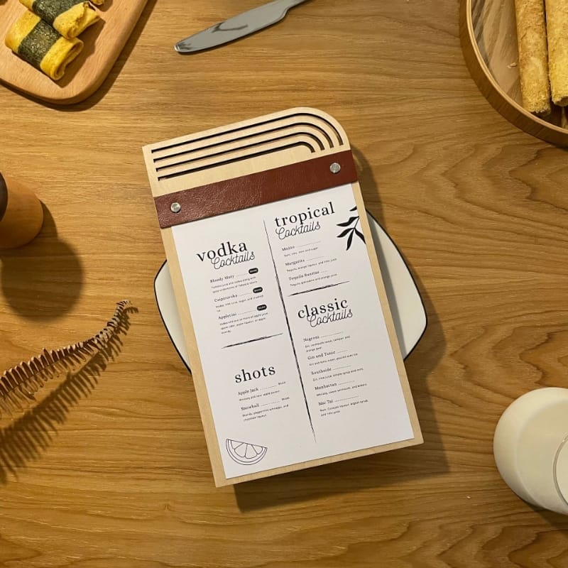 Cocktailkarte aus Holz mit Wodka, tropischen und klassischen Cocktails, sowie Shots.