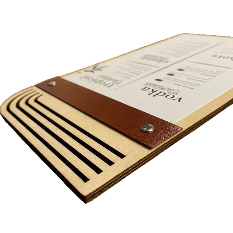 Holz-Cocktailkarte mit braunem Lederband und Cocktail-Kategorien. Vodka Cocktails.