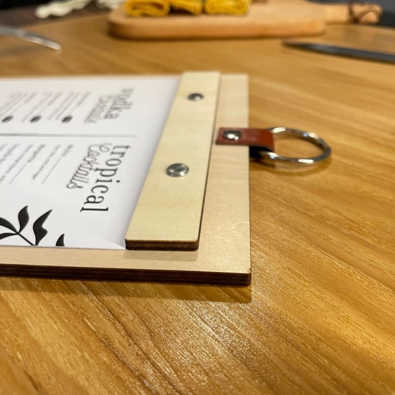 Holzmenü mit Cocktailkarte, Fokus auf "Tropical Cocktails".