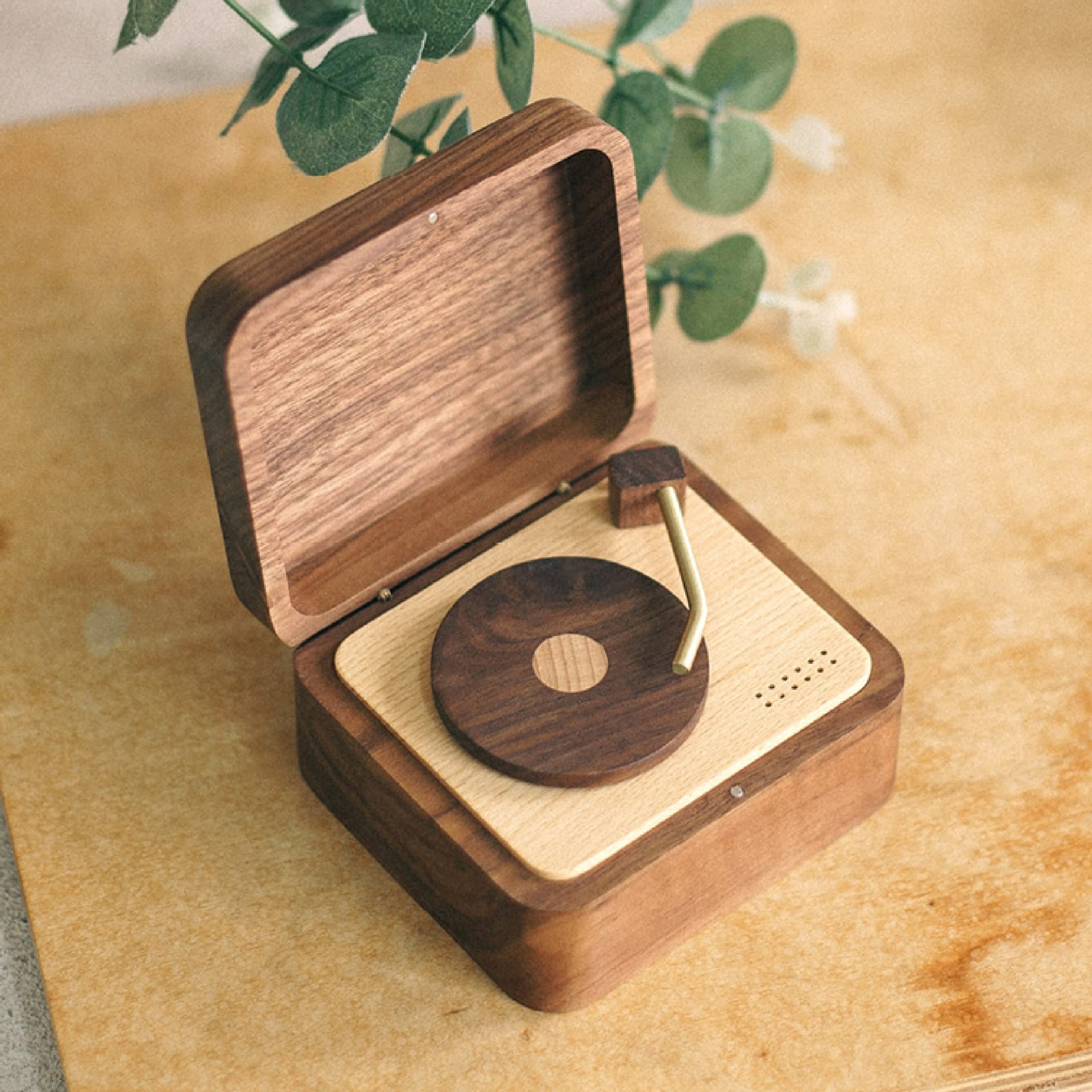Spieluhr aus Holz im Stil eines Vintage-Plattenspielers