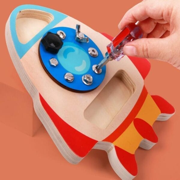 Montessori Spielzeug Rakete: Kind schraubt an Holzspielzeug. Nachhaltiges Lernspielzeug für Kinder.