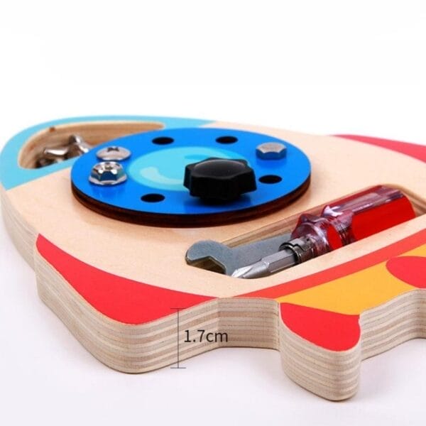Montessori Holzspielzeug Rakete mit Werkzeug. Schraubenzieher und Schrauben auf Holzbrett.