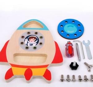 Montessori-Holzspielzeug: Rakete mit Schrauben und Werkzeug für Kinder.