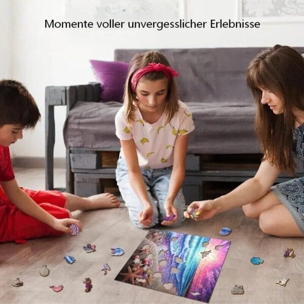 Kinder und Mutter legen ein Puzzle Natur mit Meeresformen aus Holz. Holzkiste im Hintergrund.