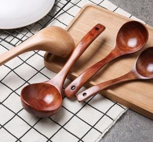 Suppenlöffel aus Holz in verschiedenen Größen auf einem Tisch