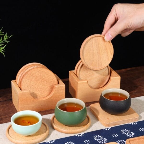 Untersetzer aus Holz: Runde Holz-Coaster in Halterungen, mit Teetassen.