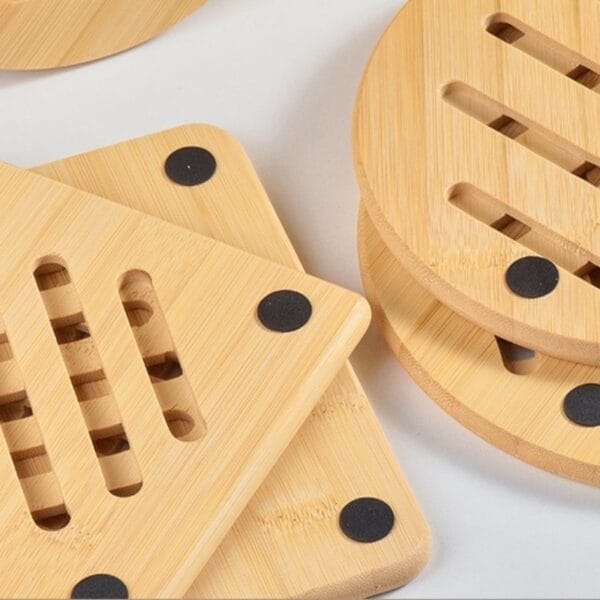 Hölzerne Topfuntersetzer aus Bambus, hitzebeständig und rutschfest mit Gummifüßen.