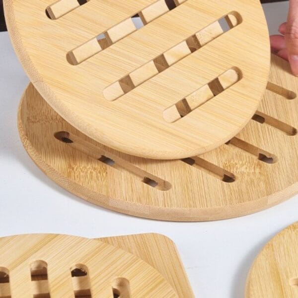 Hölzerne Topfuntersetzer aus Bambus, hitzebeständig und rutschfest.