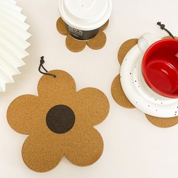 Blumenförmige Kork Untersetzer, hitzebeständig, mit Kaffeebecher und Tasse. Großhandel.
