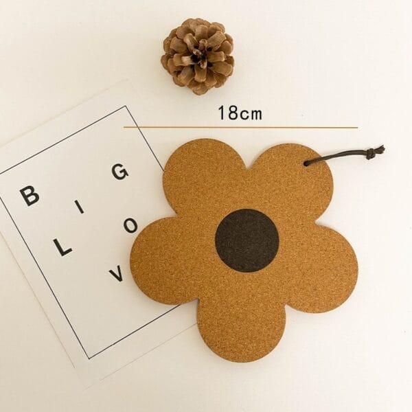 Blumenförmiger Kork-Untersetzer (18cm) mit schwarzem Kreis in der Mitte.